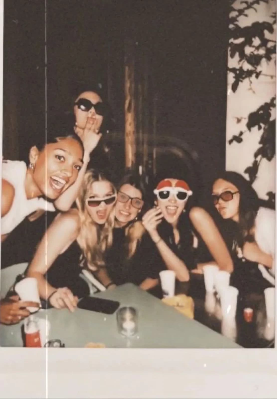 Groupe d'amies serrées devant l'objectif en fin de soirée, photo argentique